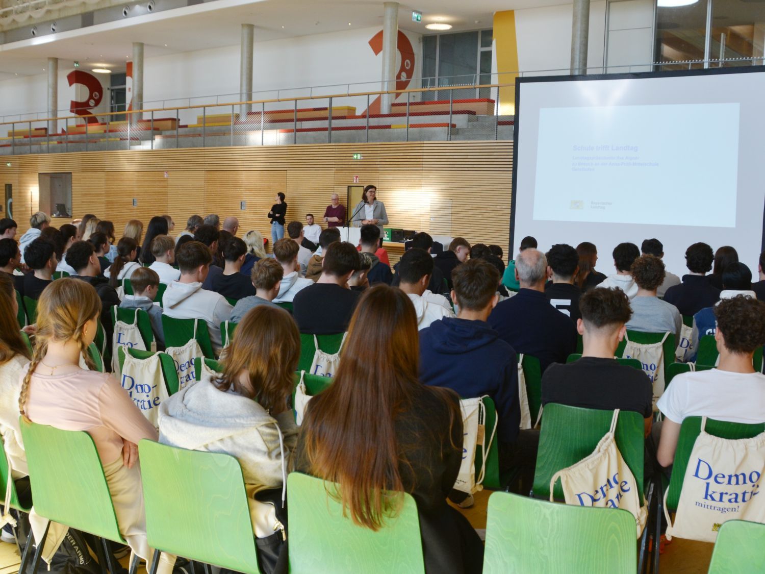 Im Rahmen der Veranstaltungsreihe „Schule trifft Landtag“ besuchte Landtagspräsidentin Ilse Aigner am 11. April 2025 die Anna-Pröll-Mittelschule in Gersthofen.