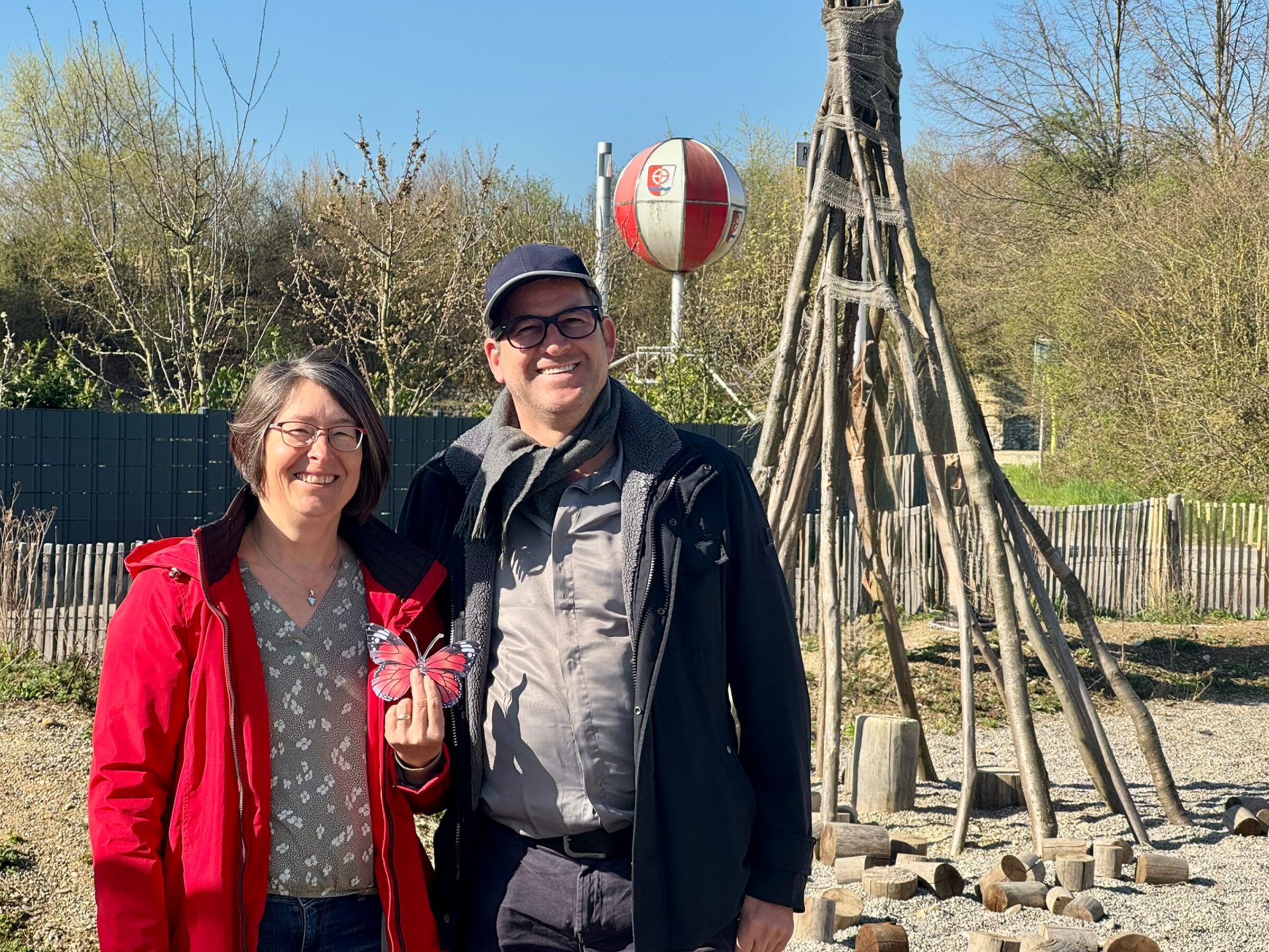 Im Rahmen der Fachtagung „Planung, Bau und Nutzung von naturnahen Spielräumen“ führte eine Exkursion im April 2025 auch nach Gersthofen. 