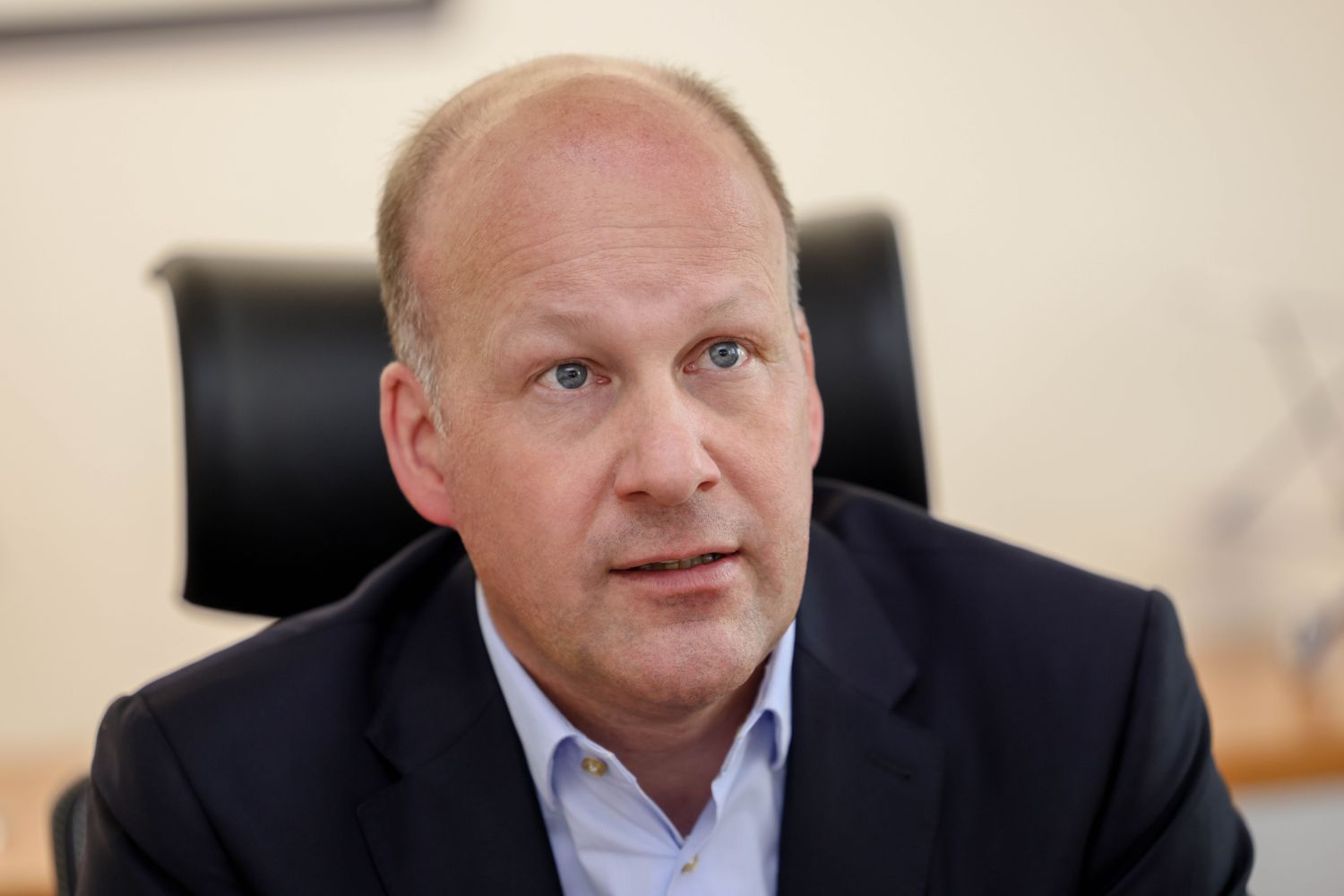 Landrat Martin Sailer bewertet die jüngsten Entwicklungen im Bereich der psychotherapeutischen Versorgung als positiv, fordert jedoch weiterhin eine Novellierung der Bedarfsplanungsrichtlinie.