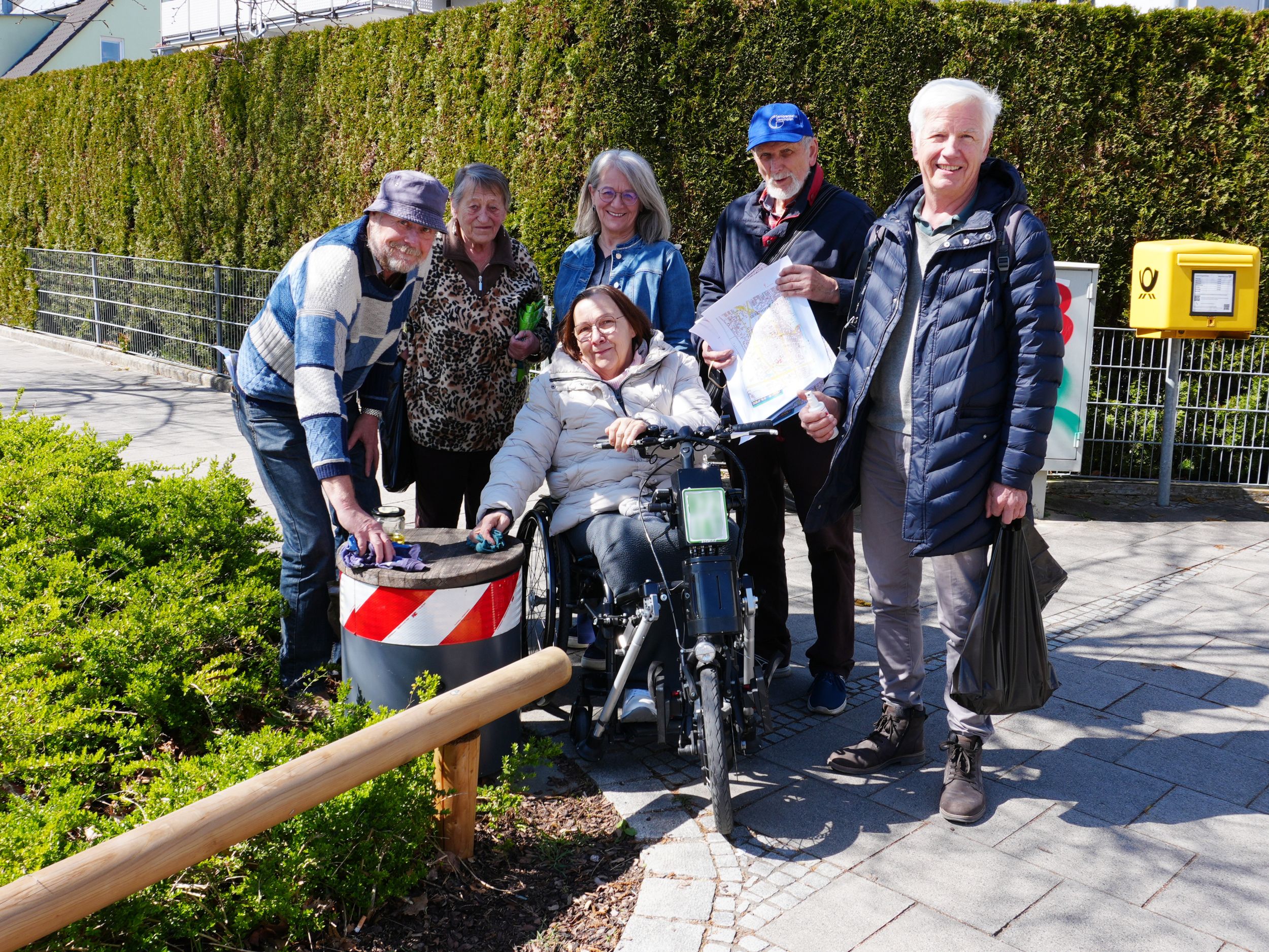 Seniorenbeirat säubert Sitzpoller in Gersthofen.