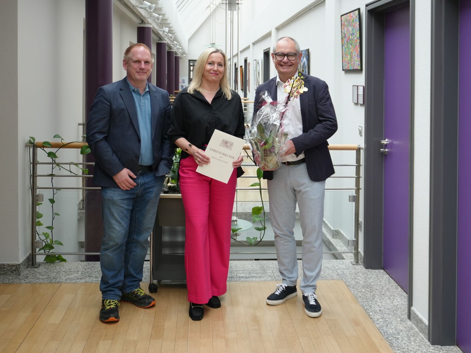 Eva-Maria Albers-Malo bekam von Michael Wörle, Erster Bürgermeister, die Ehrenurkunde des Freistaates Bayern überreicht.