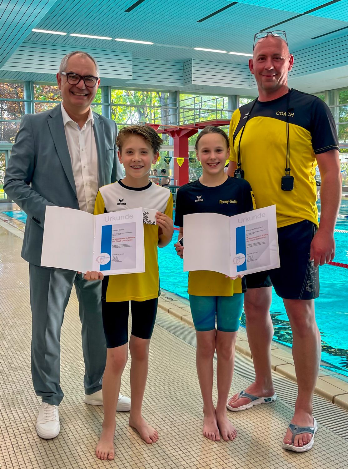 Stadt Gersthofen zeichnet die Schwimmer Maxim Gurko und Romy-Sofia Dukarm – beide Jahrgang 2013 – des TSV 1909 Gersthofen aus.