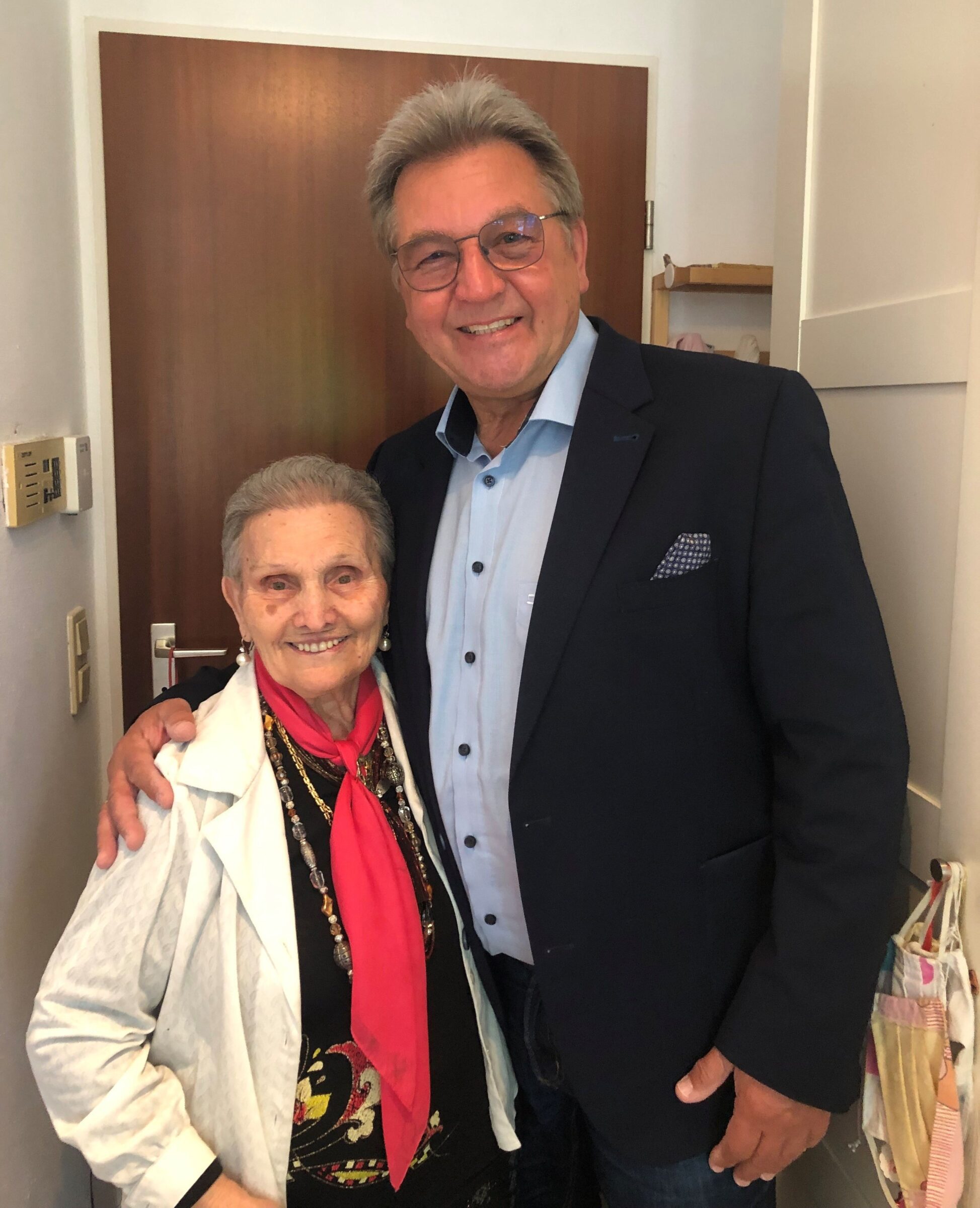 Anlässlich ihres 95. Geburtstags besuchte Reinhold Dempf, Zweiter Bürgermeister, Gilda Guttoriello und überbrachte ihr persönlich die Glückwünsche der Stadt.