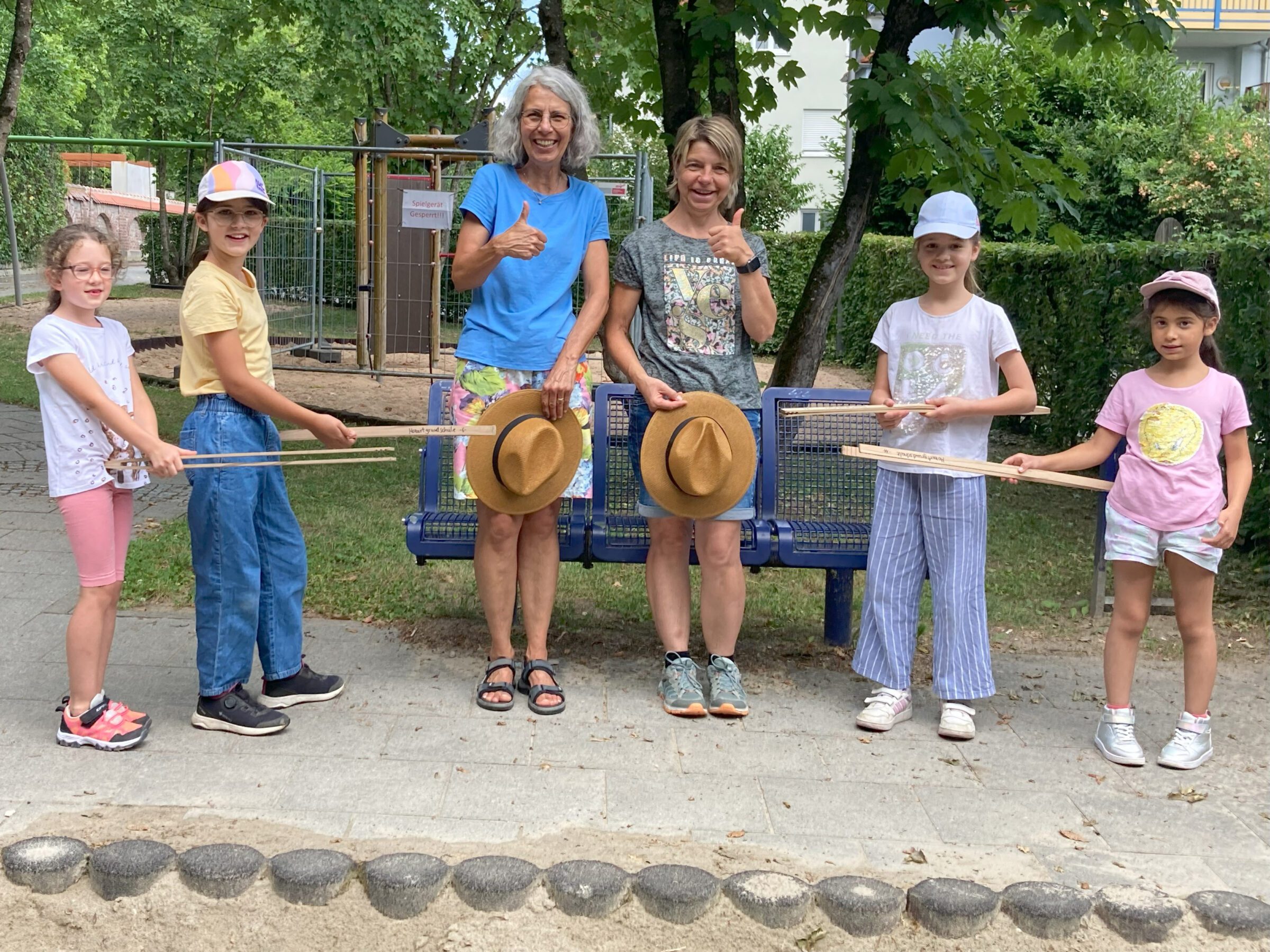 Mittagsbetreuung Mozart-Grundschule beteiligt sich am World Cleanup Day und sammelt Müll an Spielplätzen in Gersthofen.