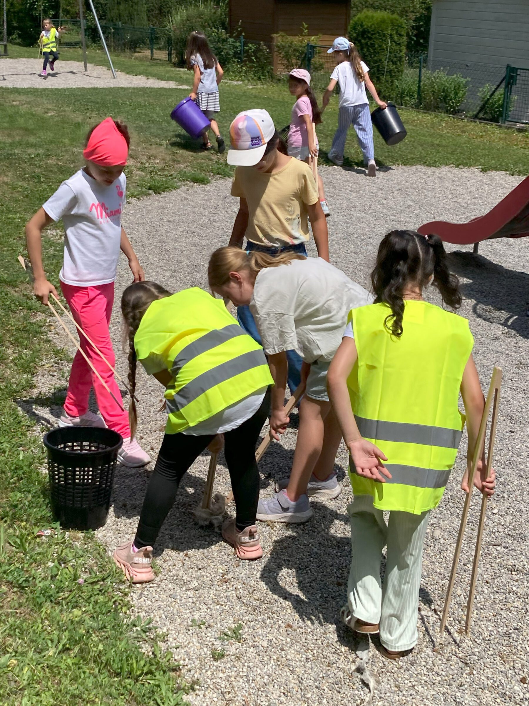 Mittagsbetreuung Mozart-Grundschule beteiligt sich am World Cleanup Day und sammelt Müll an Spielplätzen in Gersthofen.