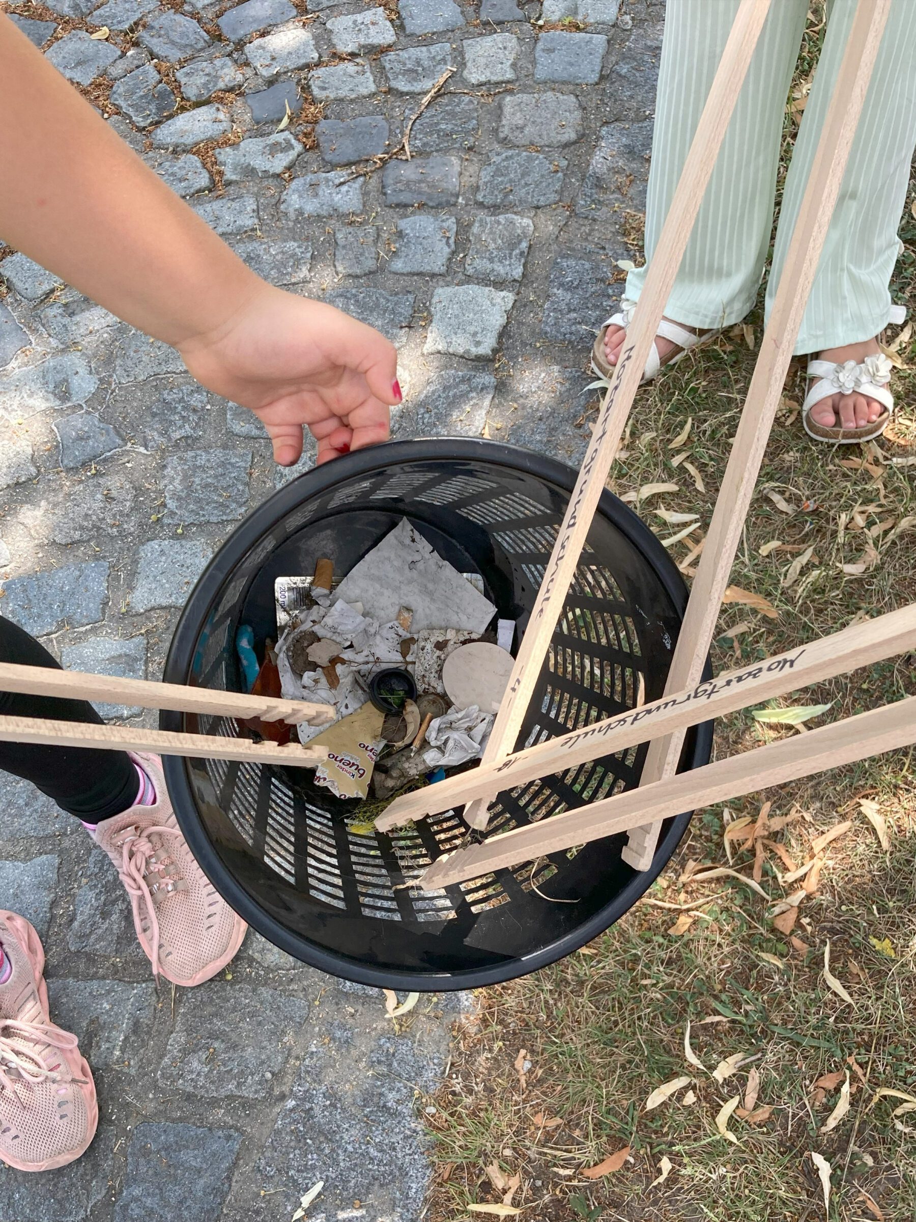 Mittagsbetreuung Mozart-Grundschule beteiligt sich am World Cleanup Day und sammelt Müll an Spielplätzen in Gersthofen.