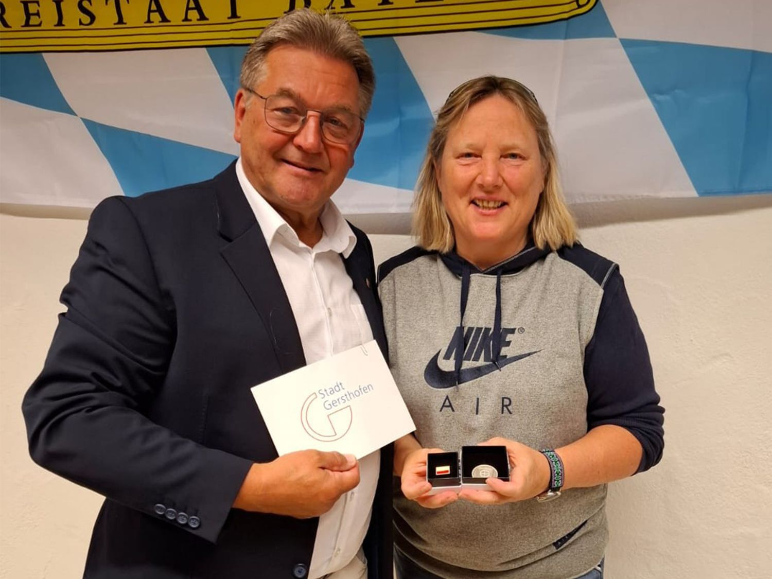 Reinhold Dempf, Zweiter Bürgermeister, zeichnete Andrea Amador mit der Bürgermedaille der Stadt Gersthofen in Silber aus.