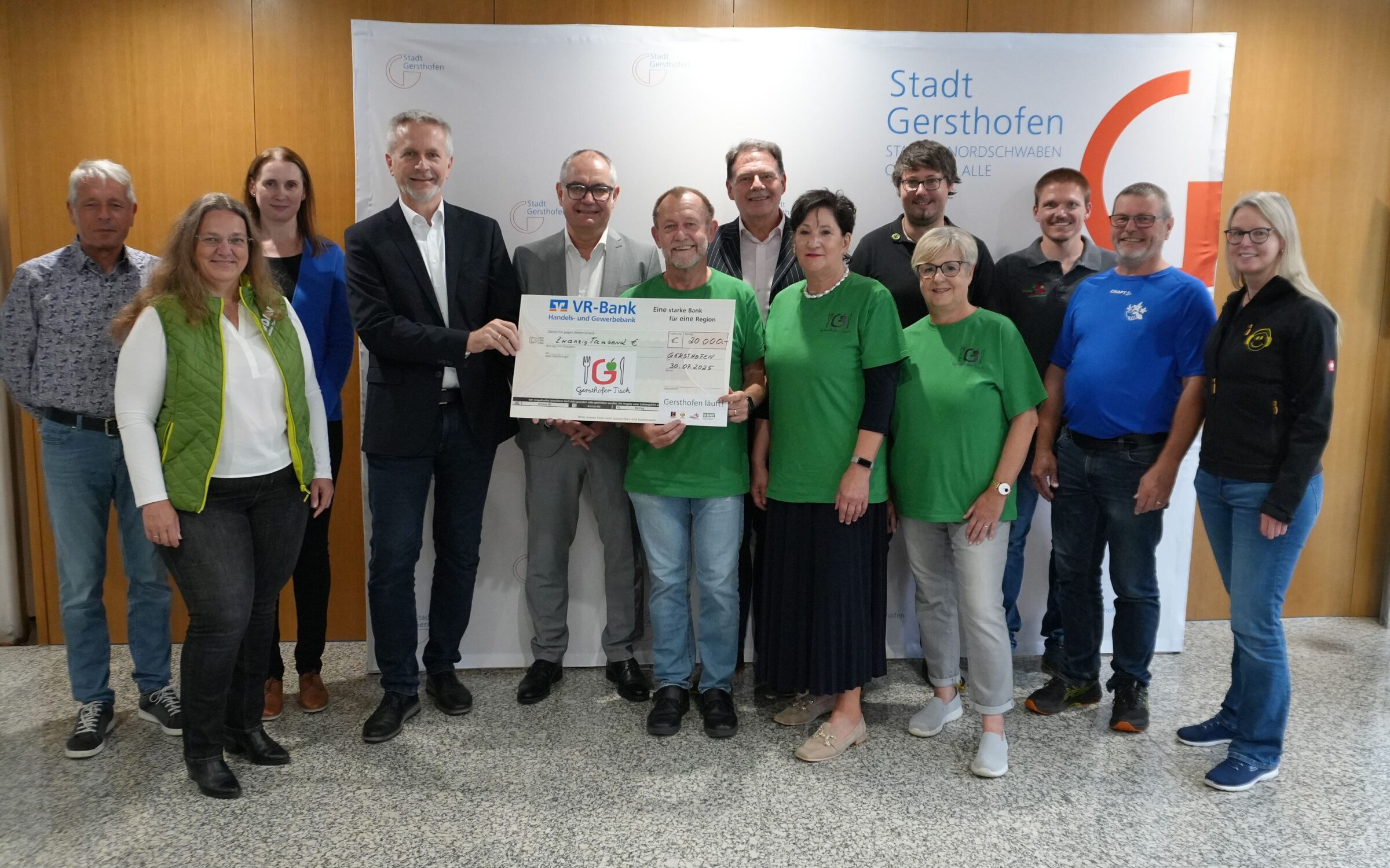Mit dem Spendenlauf „Gersthofen läuft“ konnten 20.000 Euro gesammelt werden, die nun an den „Gersthofer Tisch“ übergeben wurden.