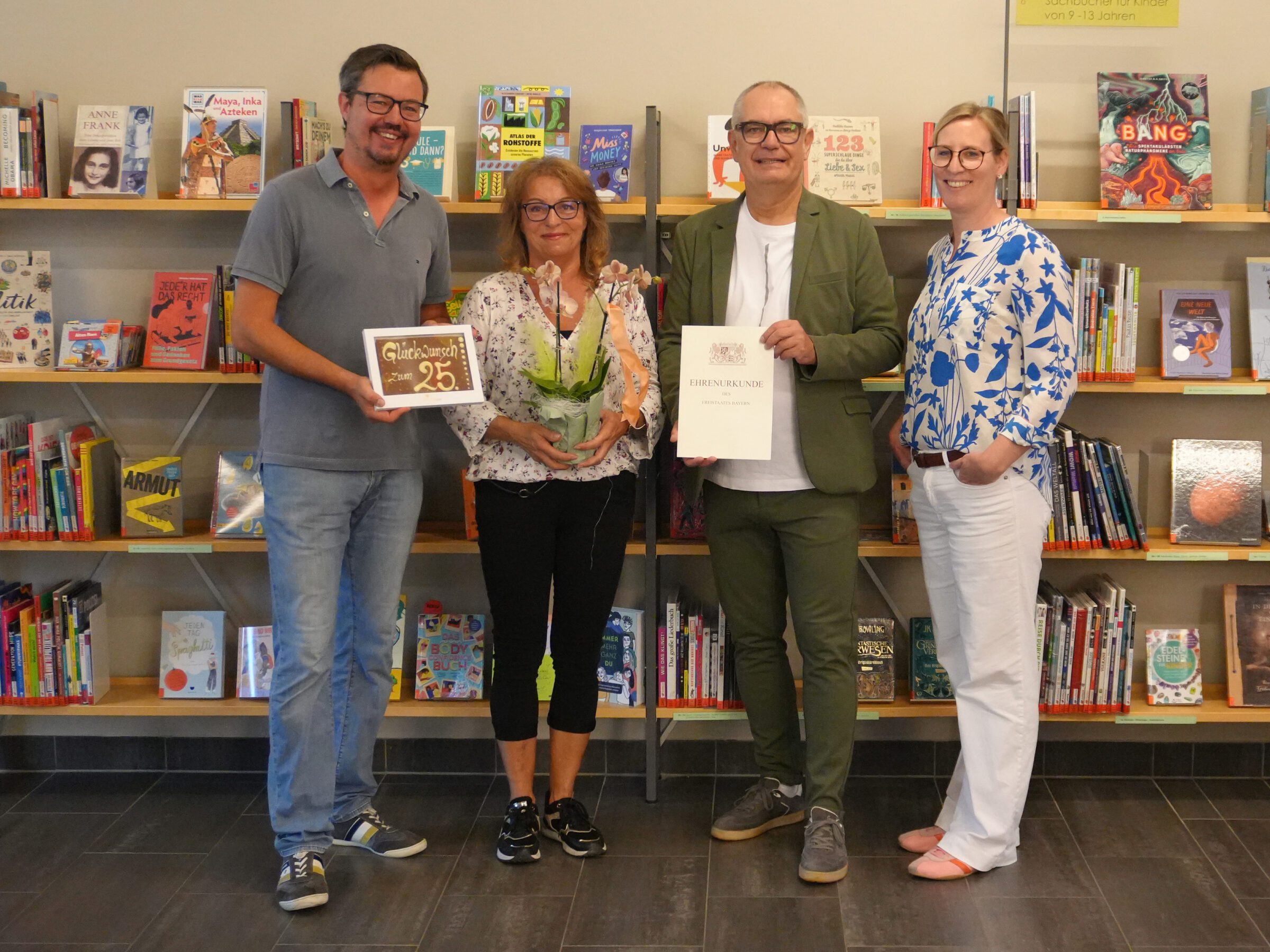 Ingrid Zießow, Mitarbeiterin der Stadtbibliothek Gersthofen, feiert ihr 25-jähriges Dienstjubiläum.