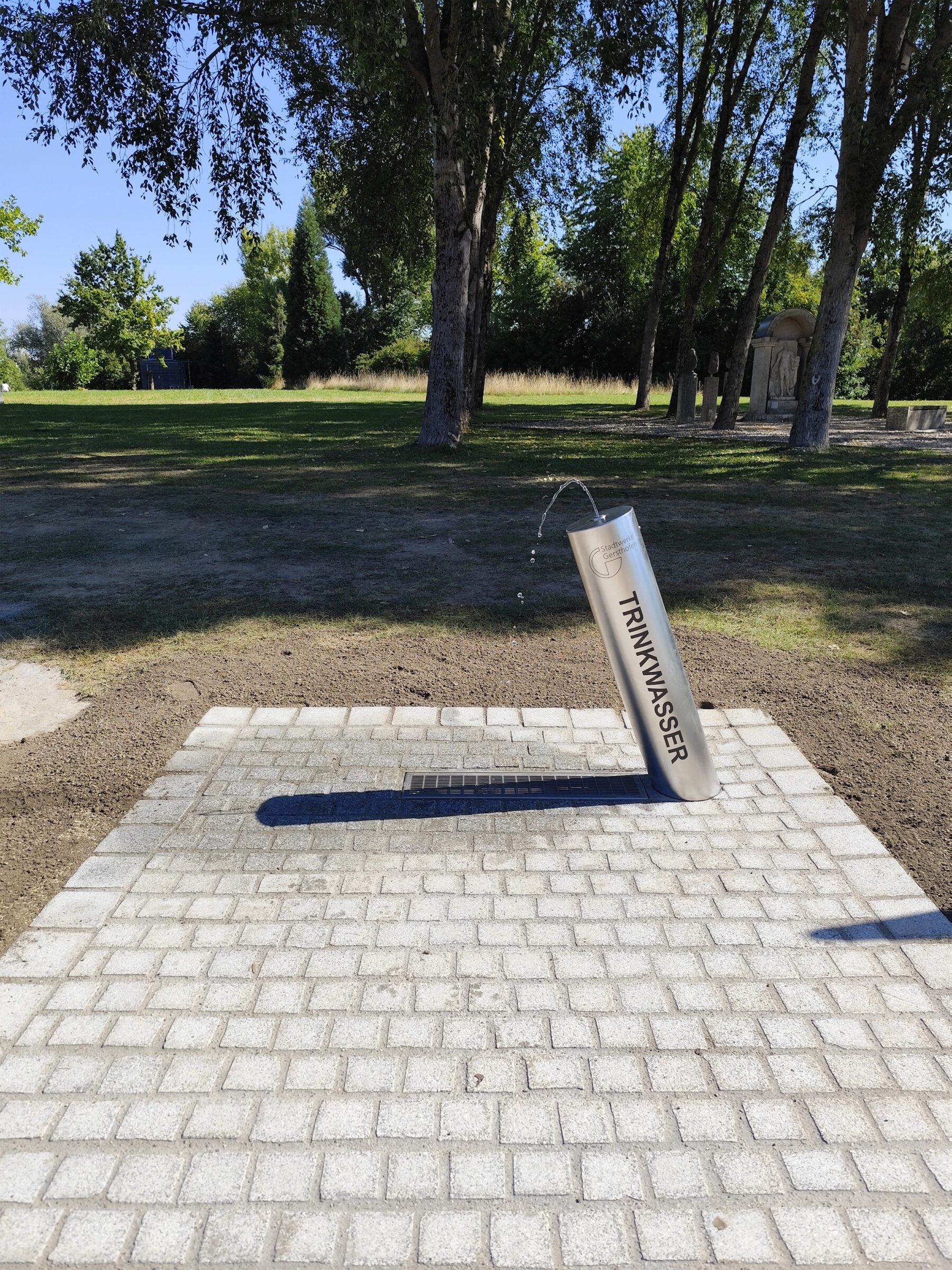 Vandalismus: Neuer Trinkwasserbrunnen am Merkurtempel in Gersthofen beschädigt und gleich wieder außer Betrieb.