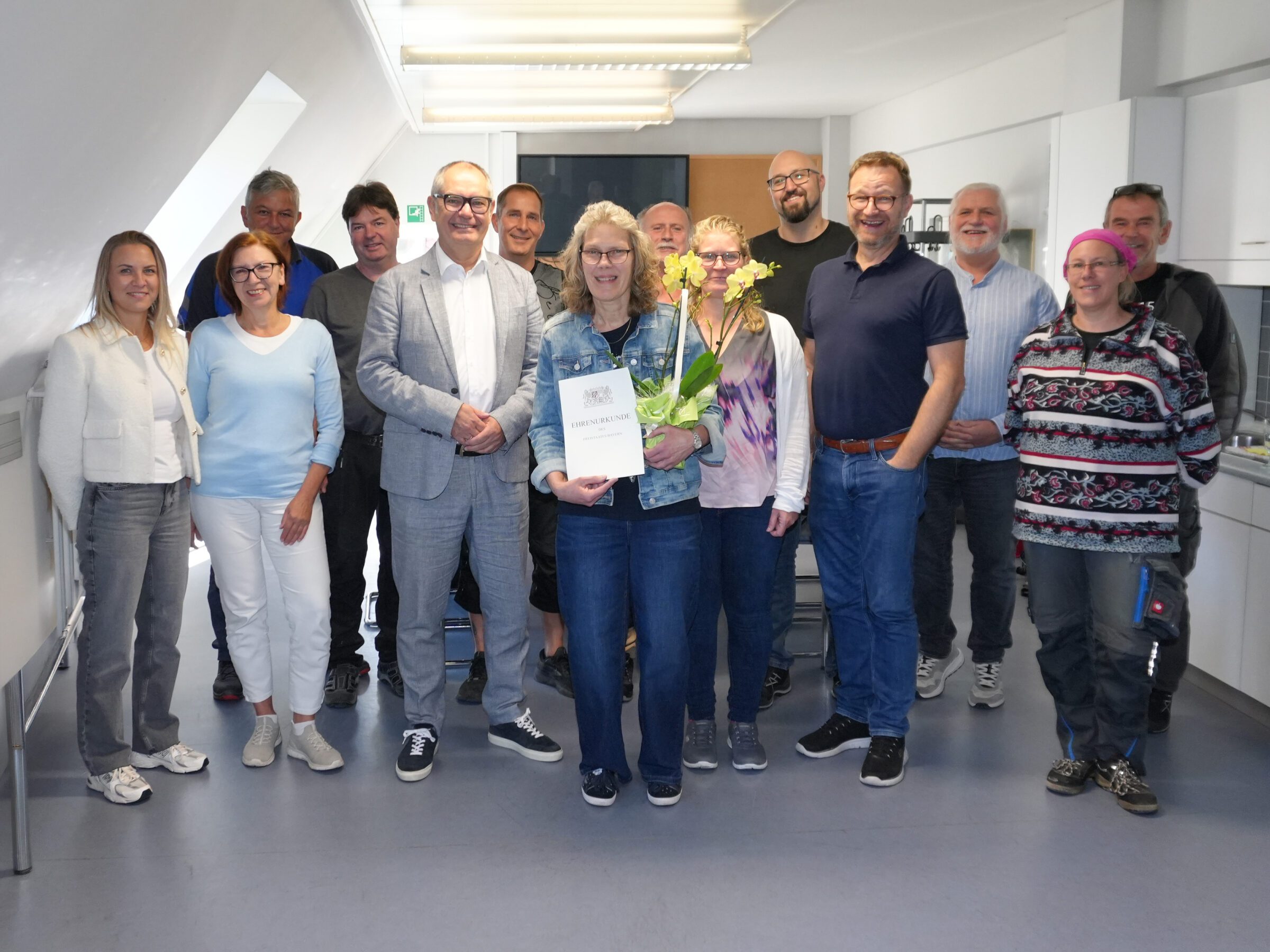 Stadt Gersthofen ehrt ihre langjährige Hausmeisterin Carmen Moucka.