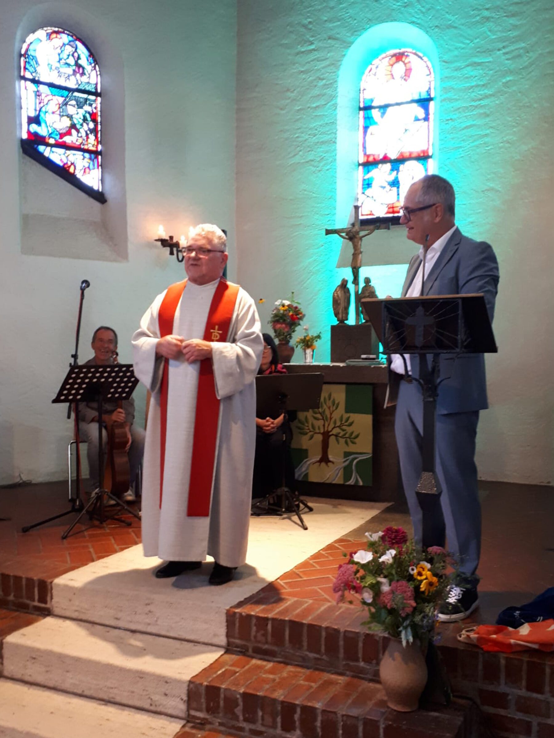 Michael Wörle, Erster Bürgermeister, zeichnet Diakon Christian Wolf bei seiner Verabschiedung mit der Verdienstmedaille der Stadt Gersthofen für sein Engagement in der Ballonstadt.