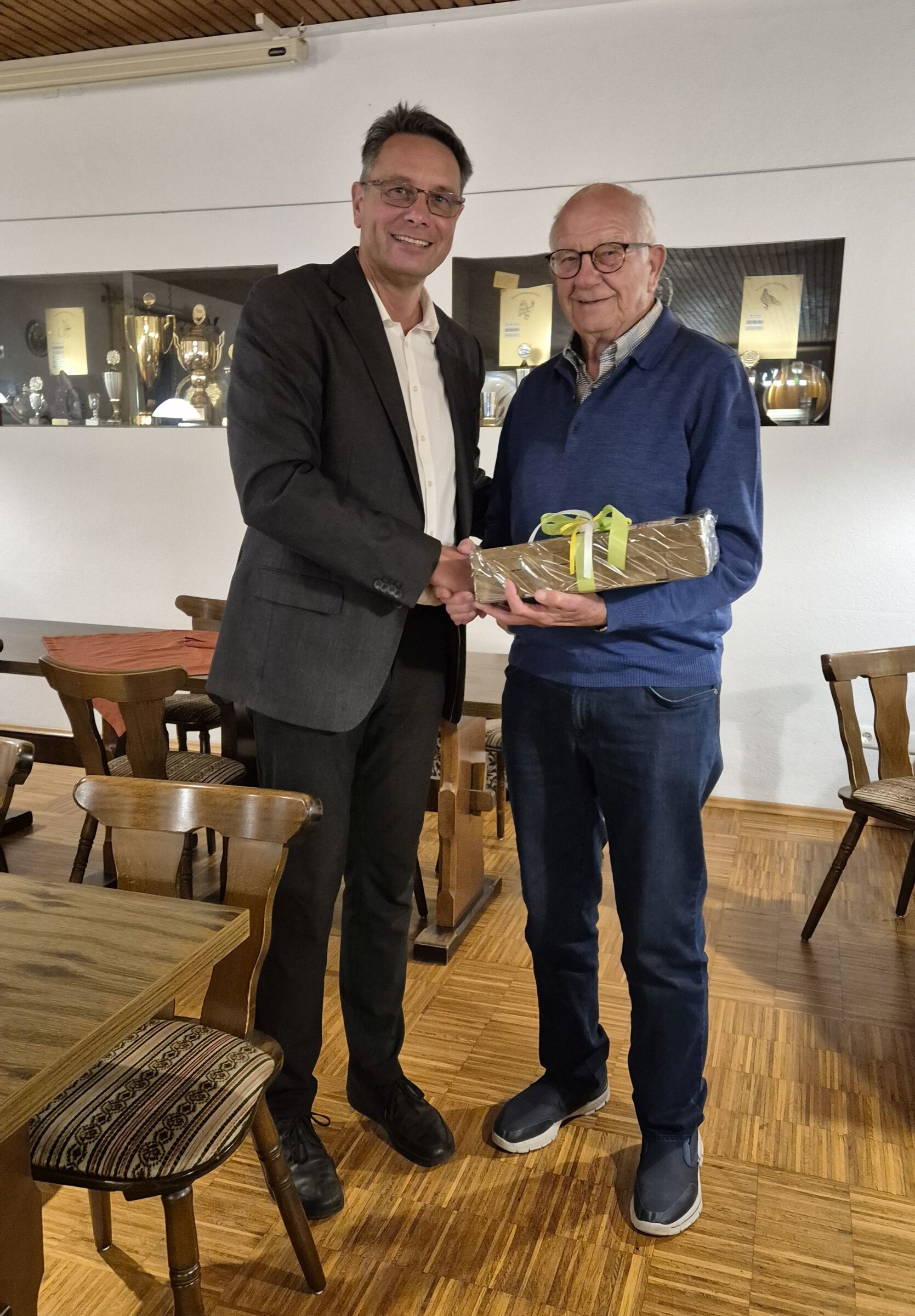 Bei der Herbstversammlung der Vereinsvorstände bedankte sich Arne Zießow, Vereinsvorständevorsitzender, bei Günter Maurer.