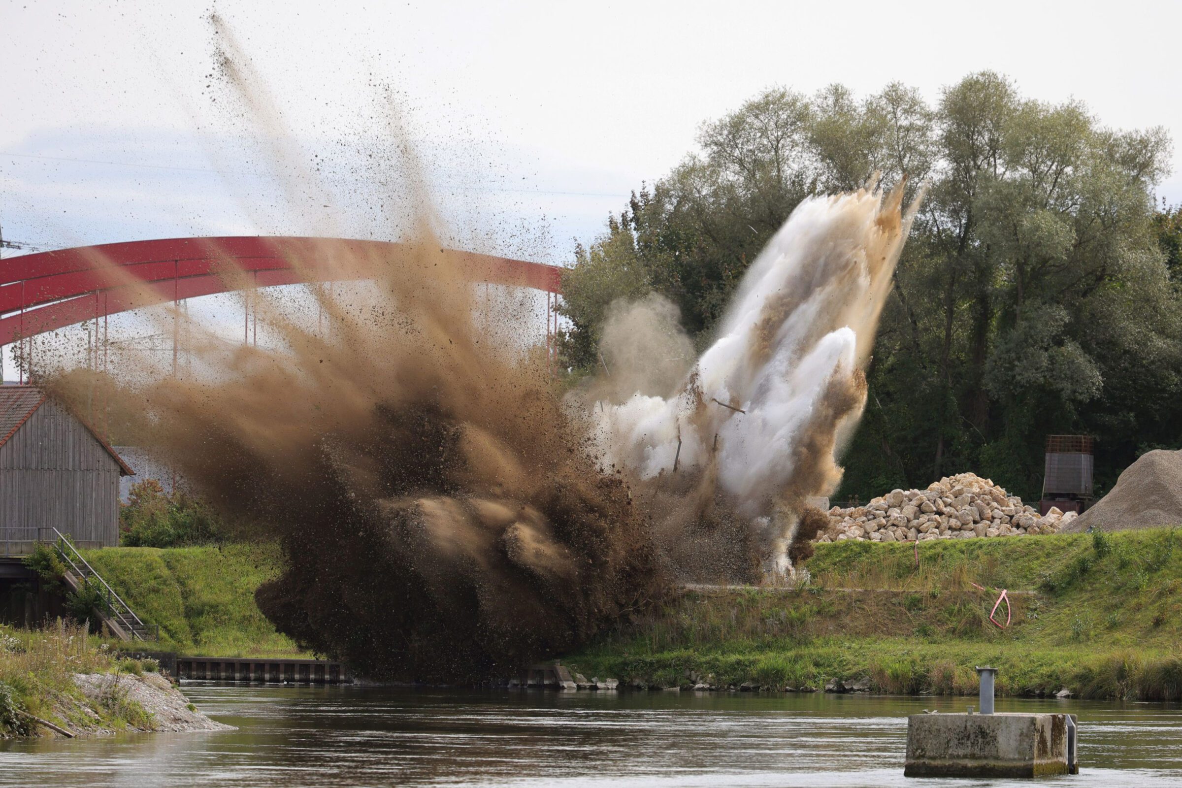 Am 13. September 2025 fand auf dem Gelände der LEW in der Nähe des Lechwehrs in Gersthofen eine Hochwasserkrisenübung statt.