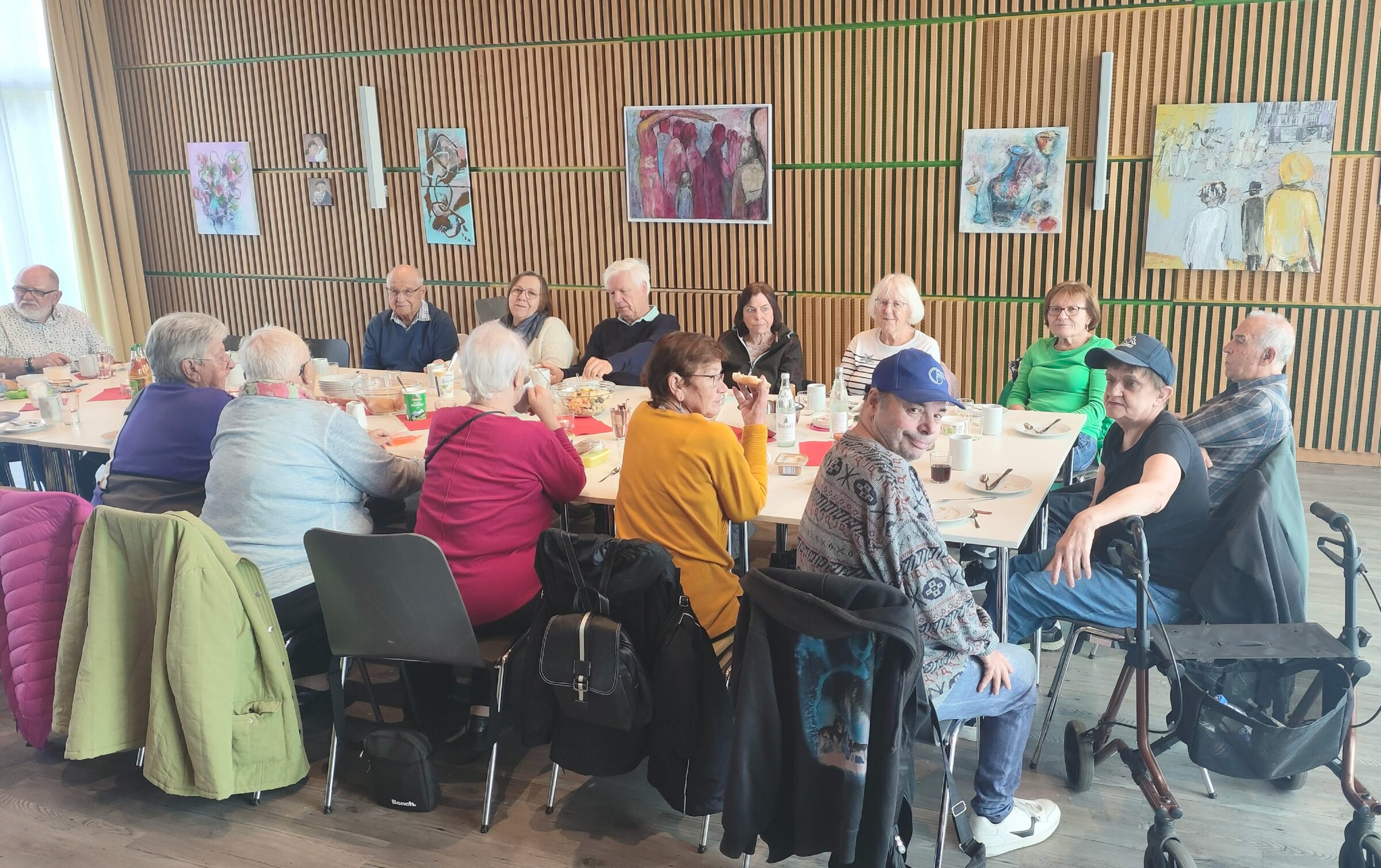 20 Seniorinnen und Senioren trafen sich am Weltseniorentag in der Begegnungsstätte du & hier zum gemeinsamen Frühstück.