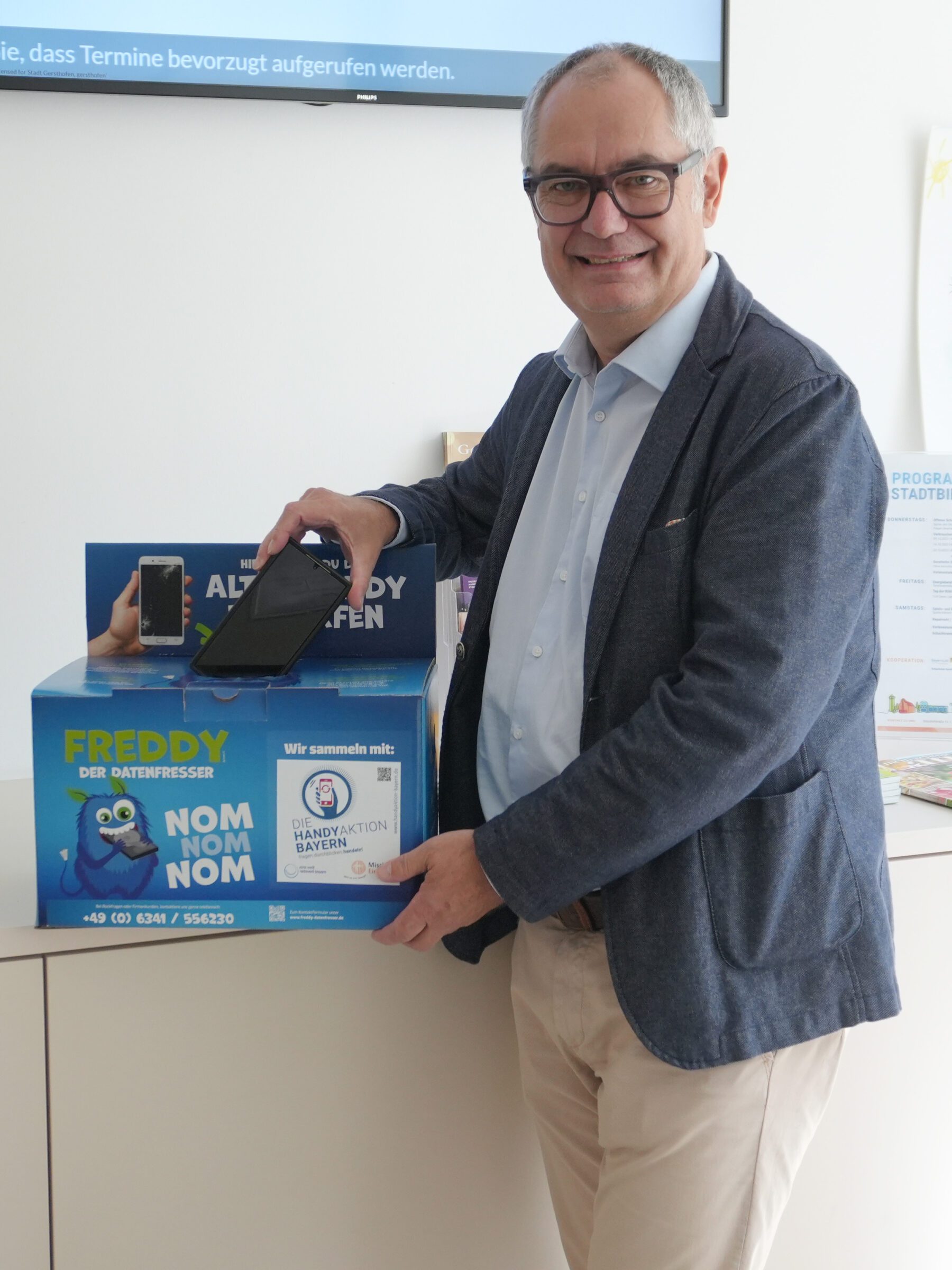 Im Bürgerservicezentrum der Stadt Gersthofen steht im Rahmen der HandyAktion Bayern eine FreddyBox von „Freddy Datenfresser“.