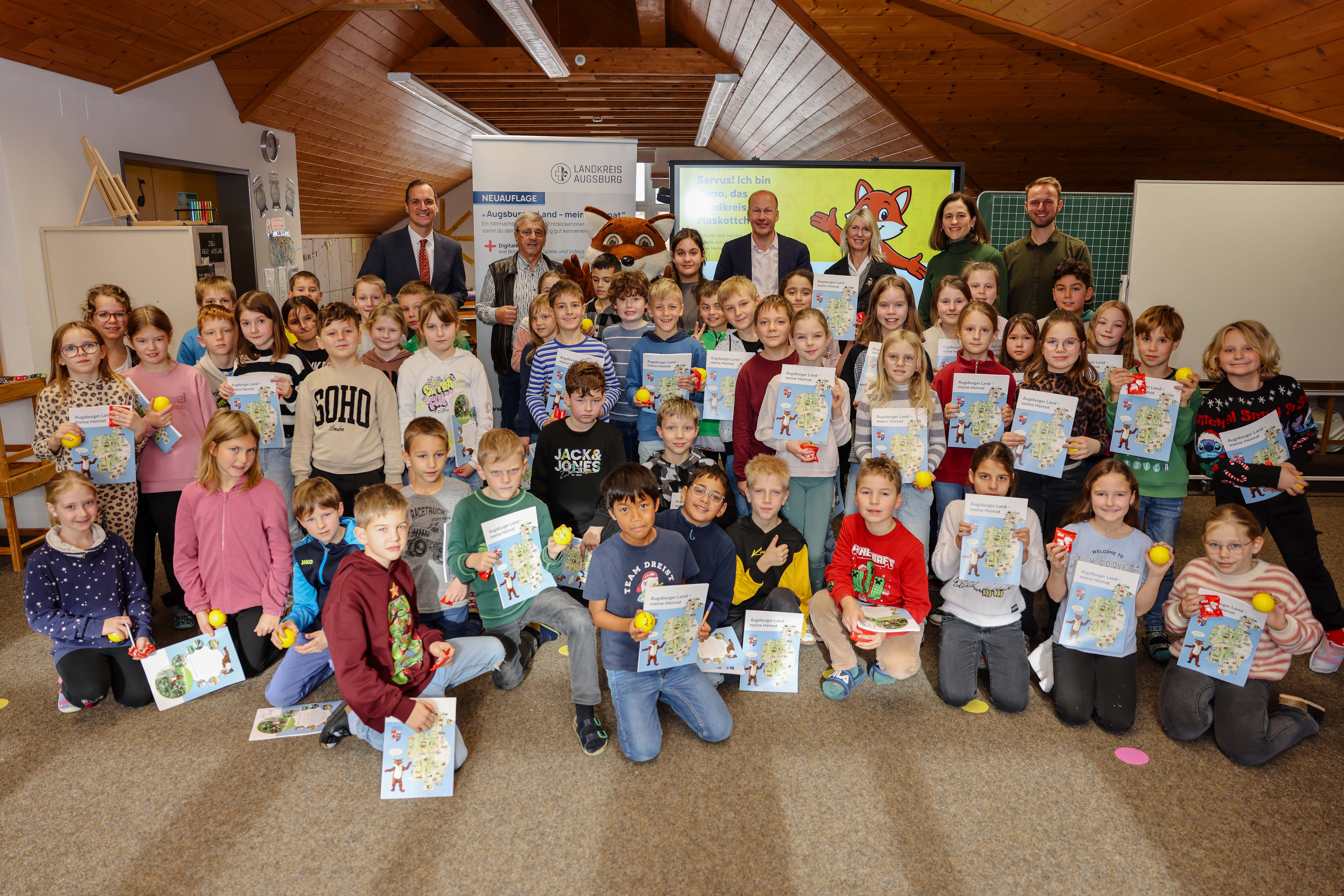 Überarbeitete Ausgabe des bewährten Schulbuchs „Augsburger Land – meine Heimat“ von Landrat Martin Sailer vorgestellt.