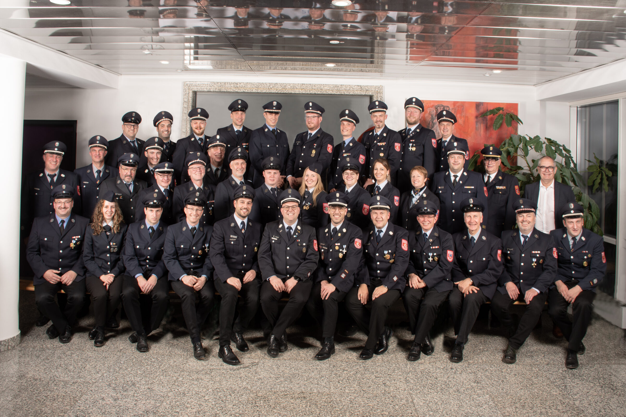 Am 12.11.2025 wurde in Gersthofen der Feuerwehrehrenabend 2025 gefeiert und 27 Feuerwehrkameradinnen und -kameraden ausgezeichnet.