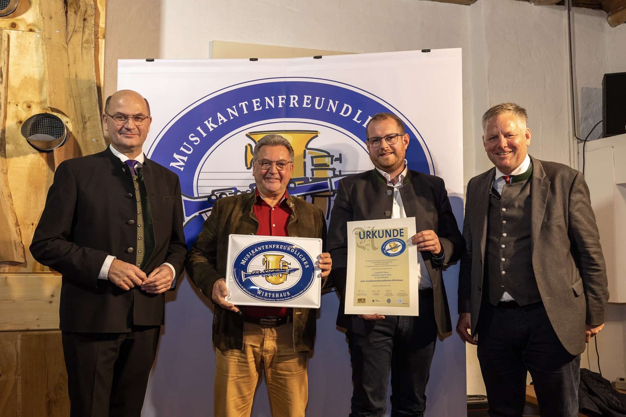 Gasthof Stern aus Gersthofen wurde von Albert Füracker als „Musikantenfreundliches Wirtshaus“ ausgezeichnet.