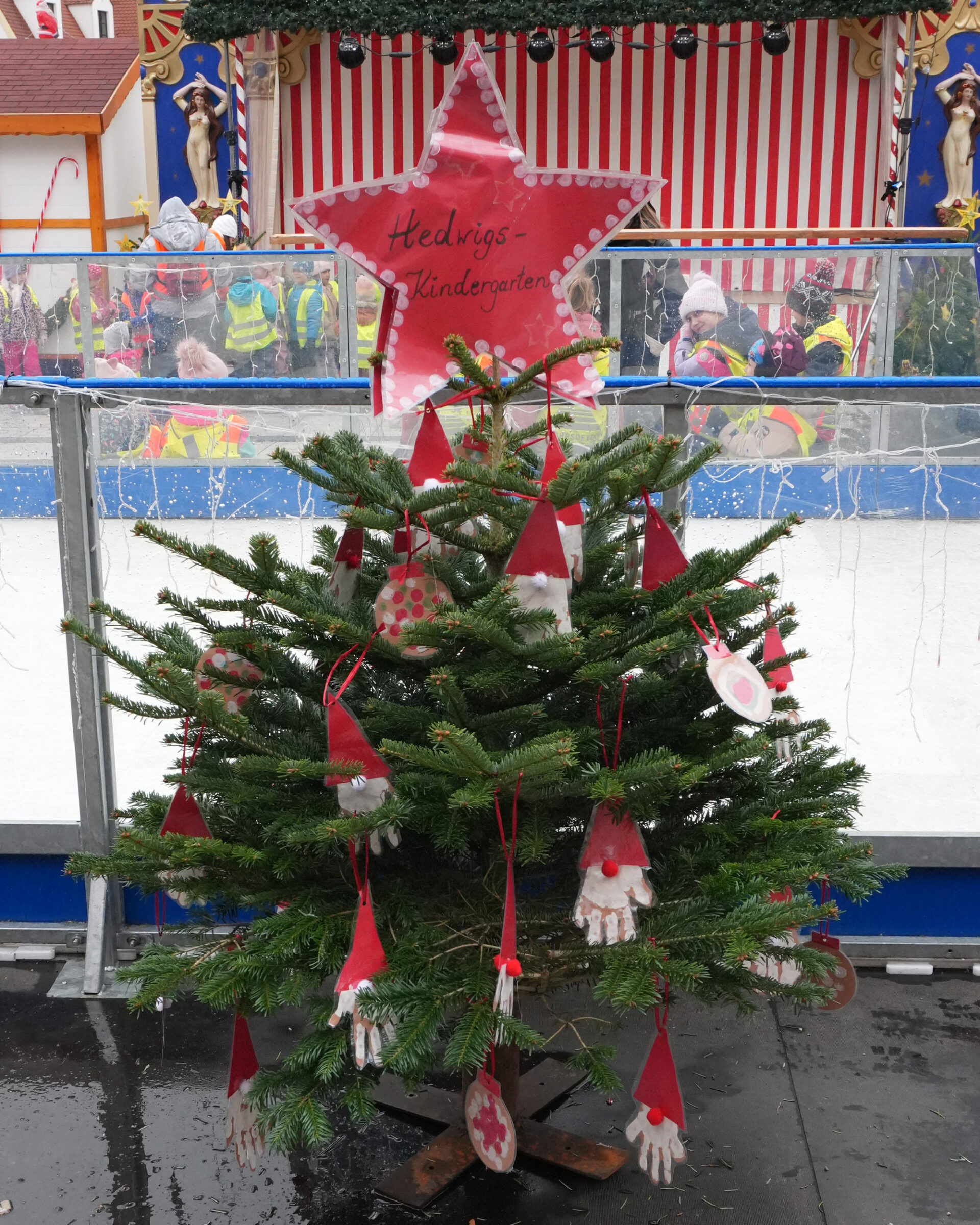 Kinder schmücken die Weihnachtsbäume