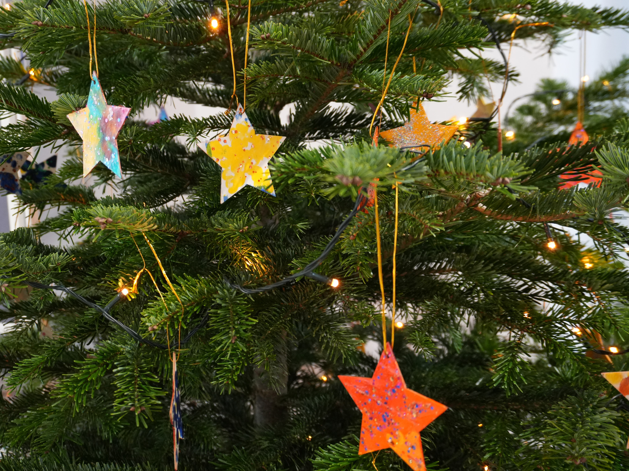 Der beliebte Weihnachtswunschbaum steht auch 2025 wieder im Bürgerservicezentrum des Gersthofer Rathauses. 