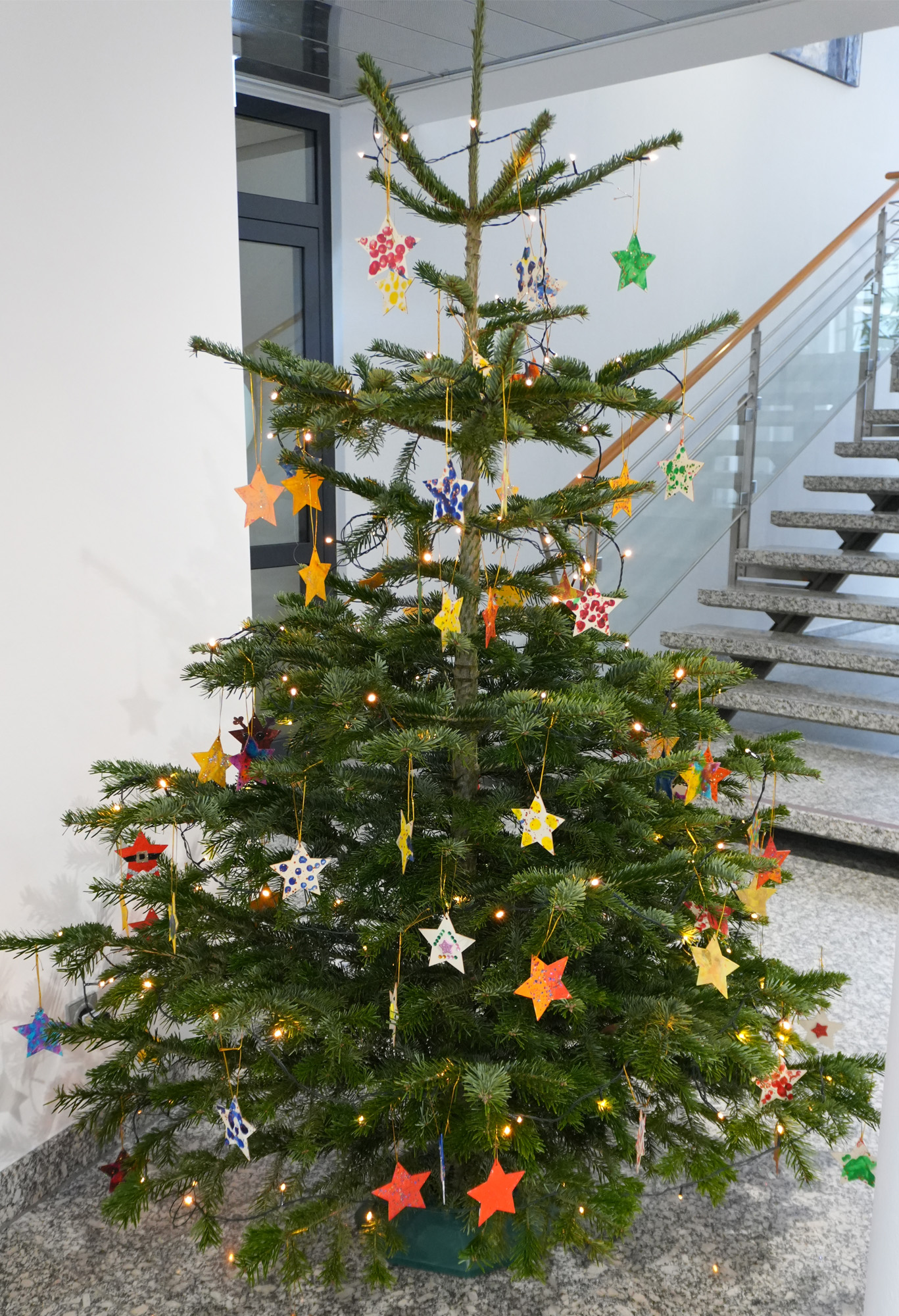 Der beliebte Weihnachtswunschbaum steht auch 2025 wieder im Bürgerservicezentrum des Gersthofer Rathauses. 