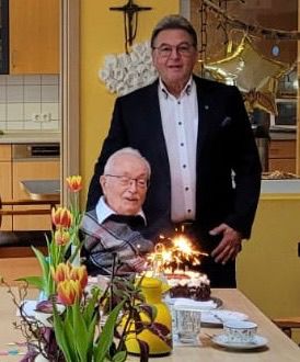 Reinhold Dempf, Zweiter Bürgermeister, besuchte Udo Werth zu seinem 90. Geburtstag und überbrachte die herzlichsten Glückwünsche der Stadt.
