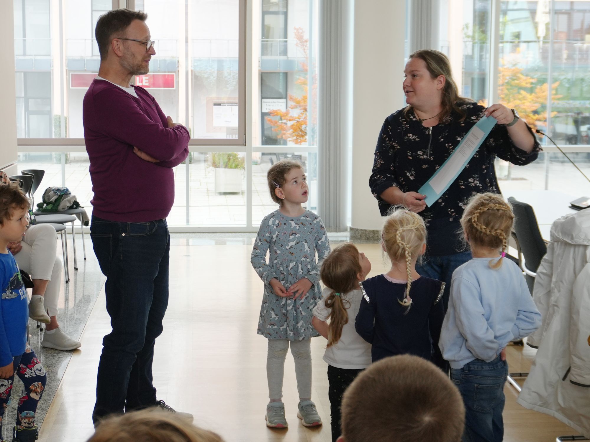 Markus Naß, Stadtbaumeister, hörte sich die Wünsche der Kinder an.