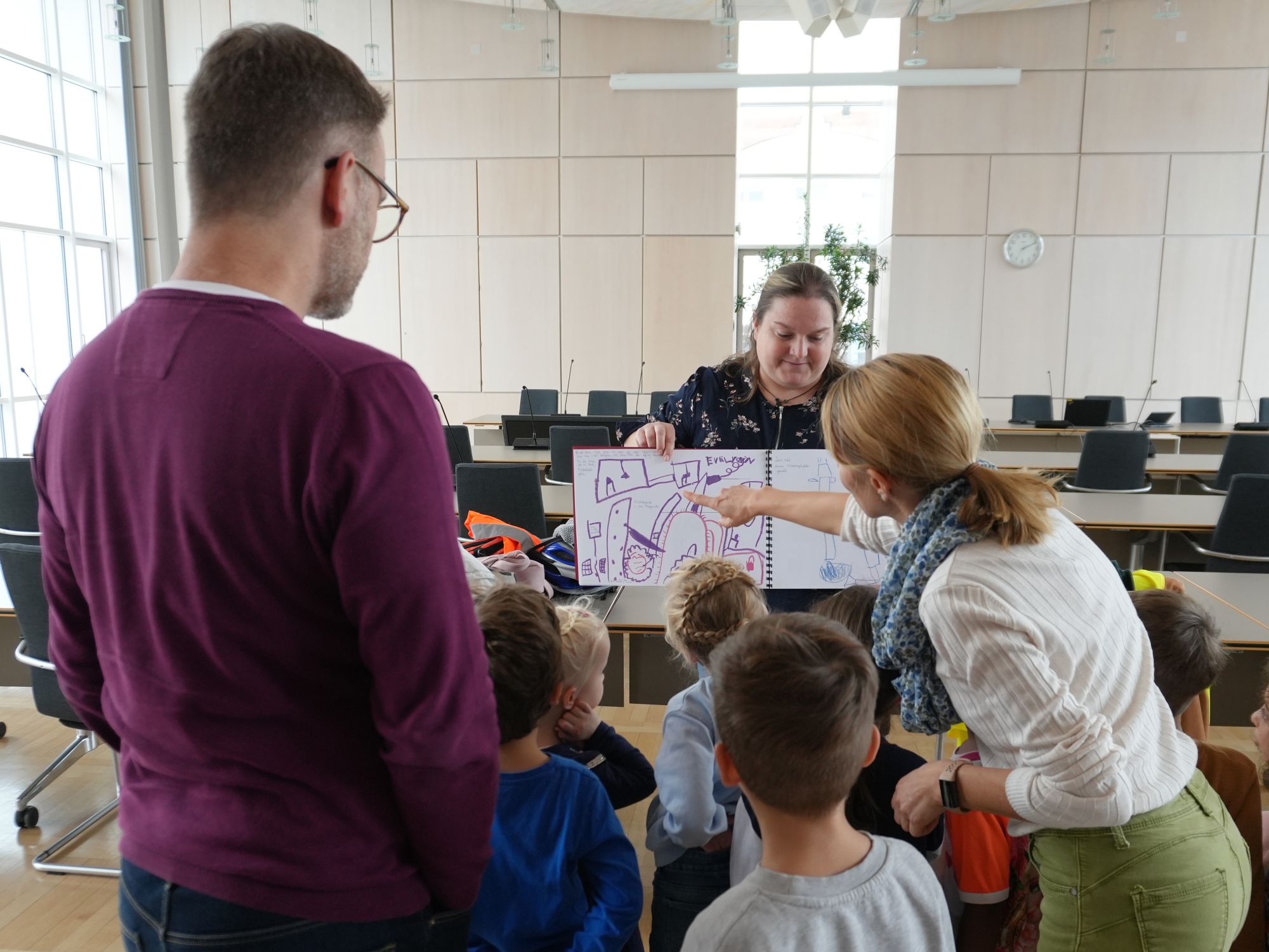 Bereits im Oktober 2025 besuchte Susanne Mielke und Alexandra Rehberger mit mehreren Kindern das Rathau