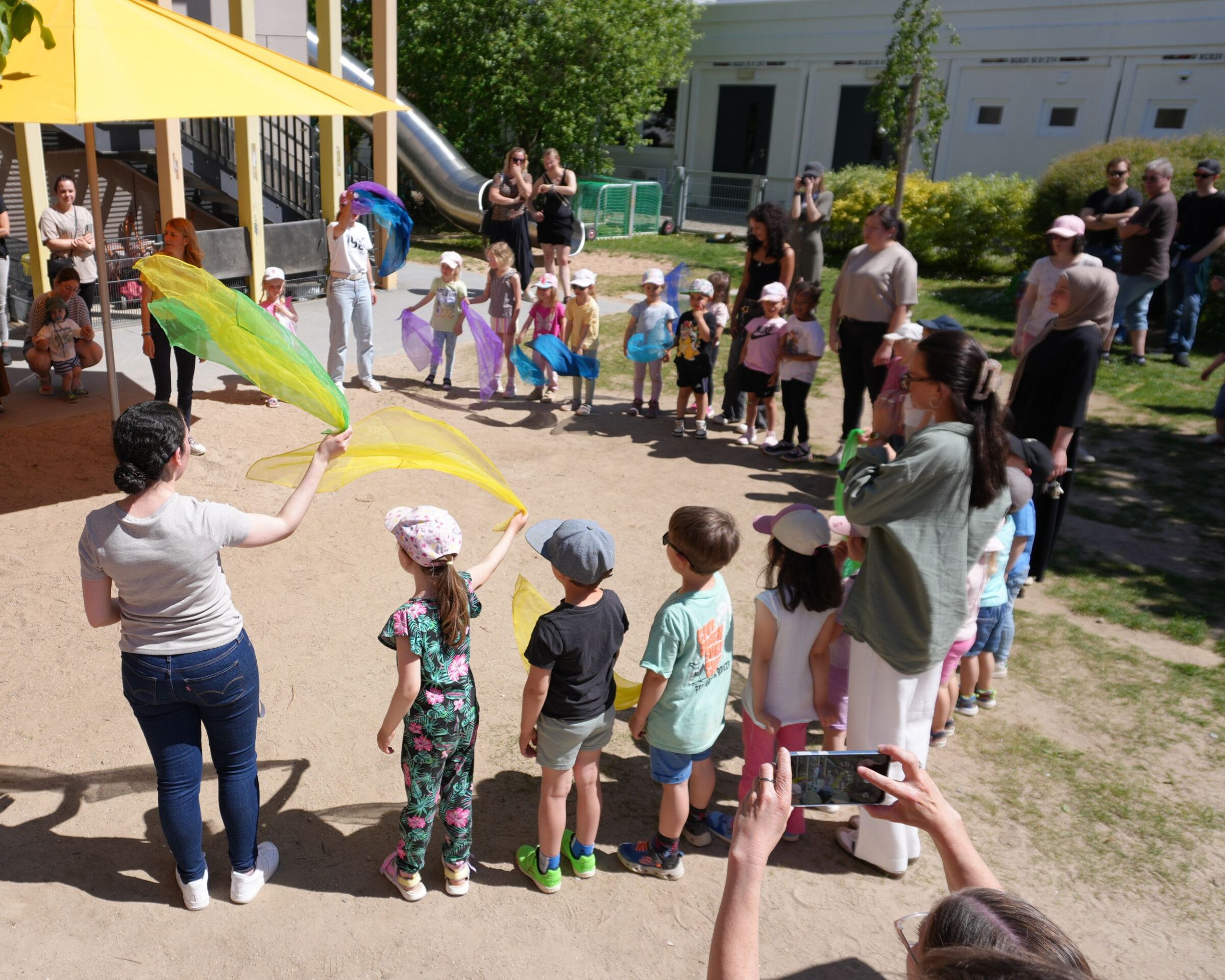 Die Kinder des Kinderhauses am Ballonstartplatz tanzten zur Eröffnung des Sommerpicknicks.