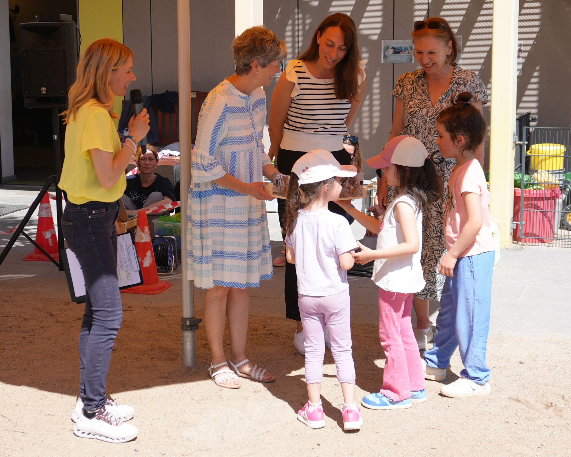 Kinder des Kinderhauses am Ballonstartplatz überreichen als Dankeschön eine selbstgestaltete Kiste mit Bildern der neuen Spiellandschaft 