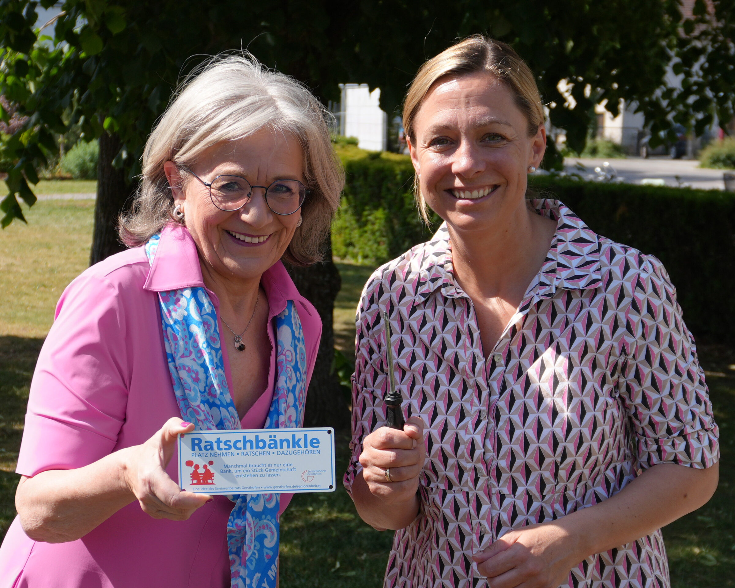 Susanne Olita, Erste Bürgermeisterin (r.), und die erste Vorsitzende des Seniorenbeirats Ilona Kramer freuen sich, dass nun vier Ratschbänkle in Gersthofen stehen. Standorte: Rathausplatz, Brahmsstraße/Bahnohfsstraße, Griesstraße vor St. Emmeran und im Stadtpark.