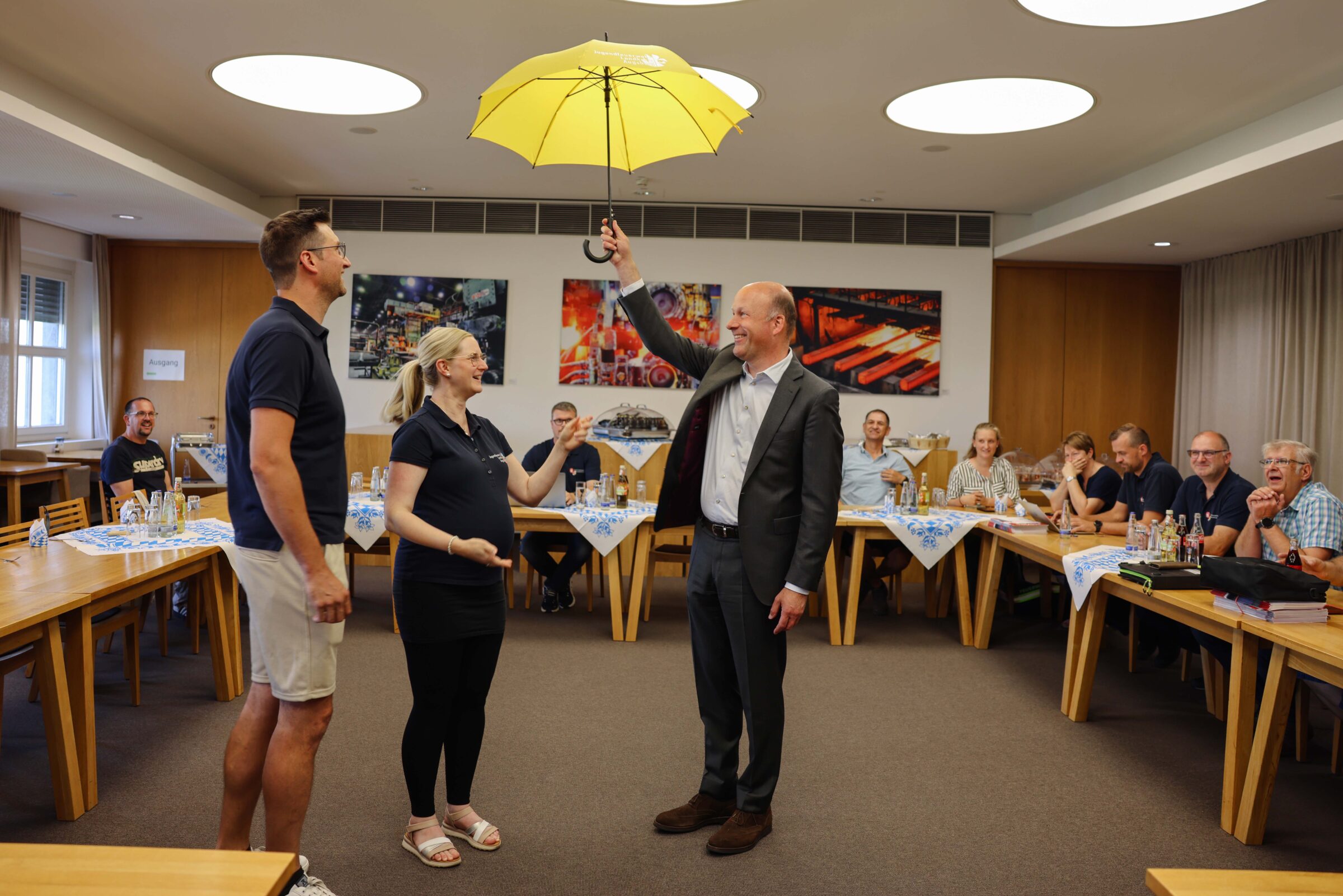 Im Rahmen des jüngsten Halbjahresgesprächs der Kreisfeuerwehrinspektion des Landkreises Augsburg wurde Landrat Sailer (vorne rechts) von Fach-Kreisbrandmeisterin Jugend Daniela Dietrich und Fach-Kreisbrandmeister Jugend Florian Rössle (vorne links) mit Übergabe eines Schirms symbolisch die Schirmherrschaft für den Aktionstag der Jugendfeuerwehr Schwaben in Gersthofen übergeben.
Foto: Julia Pietsch